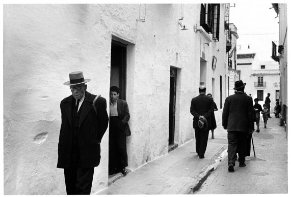 Passeggiata serale, Jerez de la Frontera, Spagna, 1954 © 2019 Inge Morath / Magnum Photos