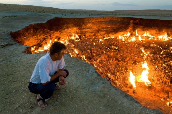 Un uomo sulla “Porta dell’Inferno”, o “Darvaza”, un cratere di origine artificiale nel Deserto del Karakum, Turkmenistan, 2008 © Thomas Linkel : Laif