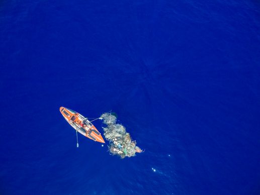 Un’immagine aerea del ritrovamento di una ghost net, Great Pacific Garbage Patch, Oceano Pacifico, 2019 © Alex Bellini