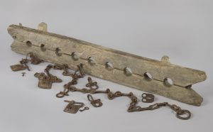 Anonymous, Foot stocks designed for the constraint of multiple enslaved people, with 6 separate shackles, c. 1600–1800, Rijksmuseum, gift from Mr J.W. de Keijzer