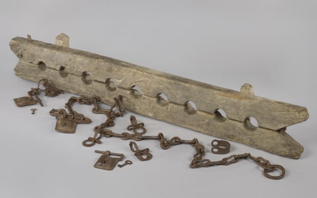 Anonymous, Foot stocks designed for the constraint of multiple enslaved people, with 6 separate shackles, c. 1600–1800, Rijksmuseum, gift from Mr J.W. de Keijzer
