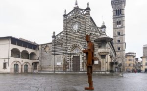 Antony Gormley, SHY, 2017, ghisa, 363,3 x 84,2 x 62,7 cm. Photo Ela Bialkowska, OKNOstudio. Copyright Line © the Artist