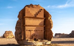 Uno dei monumenti funerari nabatei che compongono Hegra, il sito UNESCO Patrimonio Mondiale dell’Umanità di AlUla. Photo credits Royal Commission for AlUla