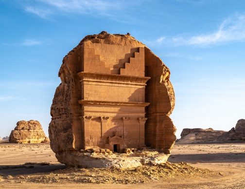 Uno dei monumenti funerari nabatei che compongono Hegra, il sito UNESCO Patrimonio Mondiale dell’Umanità di AlUla. Photo credits Royal Commission for AlUla