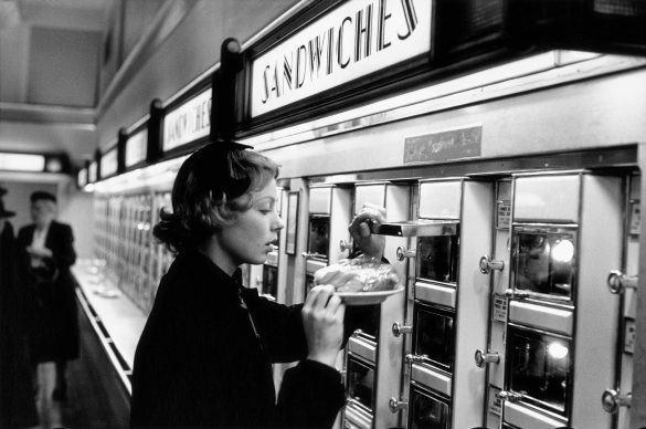 A un distributore automatico. New York, 1953. © Elliott Erwitt / Magnum Photos/ Contrasto