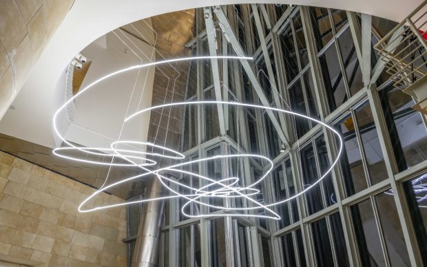 Installation view. Guggenheim Museum Bilbao, 2021. Lucio Fontana. Neon Structure for the Ninth Milan Triennial, 1951/2019. Glass tube and neon, 280 x 1000 x 1200 cm. Foto Erika Ede © Fondazione Lucio Fontana, Bilbao, 2021
