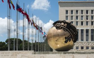 MAECI - Dettaglio della facciata con la Sfera grande di Arnaldo Pomodoro. Foto di Giorgio Benni