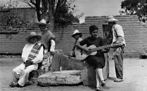 Tina Modotti, Concha Michel suona la chitarra. Anno 1928, Messico © Tina Modotti