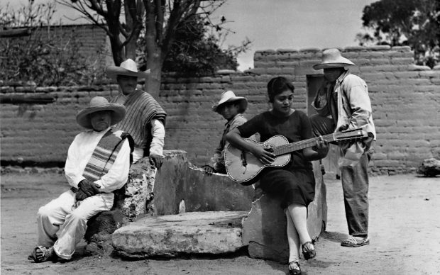 Tina Modotti, Concha Michel suona la chitarra. Anno 1928, Messico © Tina Modotti