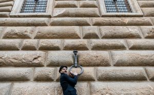 JR davanti a Palazzo Strozzi. Photo Ela Bialkowska, OKNOstudio. Courtesy Palazzo Strozzi