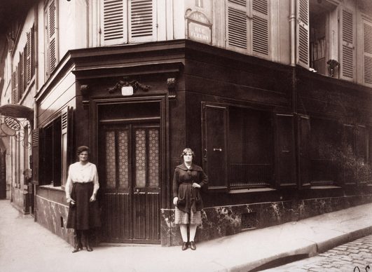 Prostitute all’angolo tra Boulevard de la Chapelle e rue Fleury, Parigi, 1921 © Eugène Atget