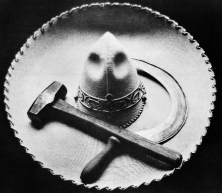 Falce, martello e sobrero, Messico, 1927 © Tina Modotti