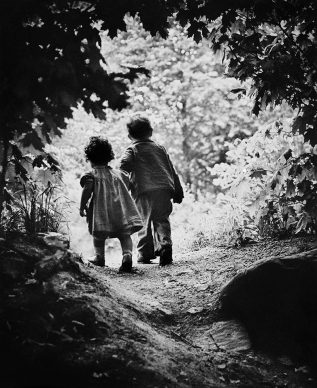 Il sentiero verso il giardino del Paradiso. I figli di Eugene Smith Patrick e Juanita, USA, 1946 © W. Eugene Smith
