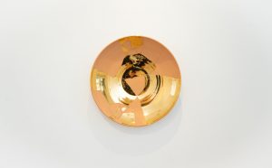 Ritrovarsi (piatti), 2020 ceramica e oro zecchino diametro 79 x 15 cm. Courtesy the artist and GALLERIA CONTINUA Photo by Giovanni De Angelis