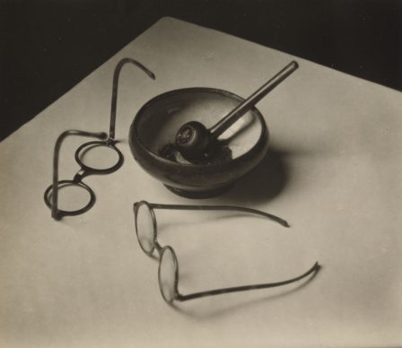 André Kertész, Mondrian's Glasses and Pipe, 1926. Stampa alla gelatina ai sali d’argento,  7.9 x 9.3 cm. The Museum of Modern Art, New York, Thomas Walther Collection. Grace M. Mayer Fund © Estate of André Kertész Digital Image © 2021 The Museum of Modern Art, New York/Scala, Florence
