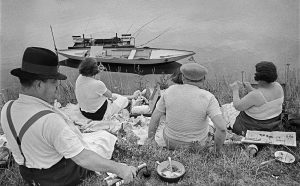 Domenica sulle rive della Senna, Francia, 1938 © Fondation Henri Cartier-Bresson / Magnum Photos