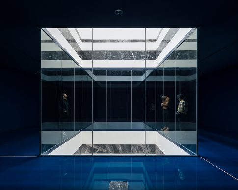 Royal Museum of Fine Arts, Anversa by KAAN Architecten. The lightwell as seen from the dark cabinets, this space will be dedicated to the display of delicate artworks © Stijn Bollaert