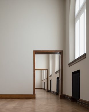 Royal Museum of Fine Arts, Anversa by KAAN Architecten. “At the first floor, large windows visually connect the bright yet modest interiors with the surroundings” © Stijn Bollaert