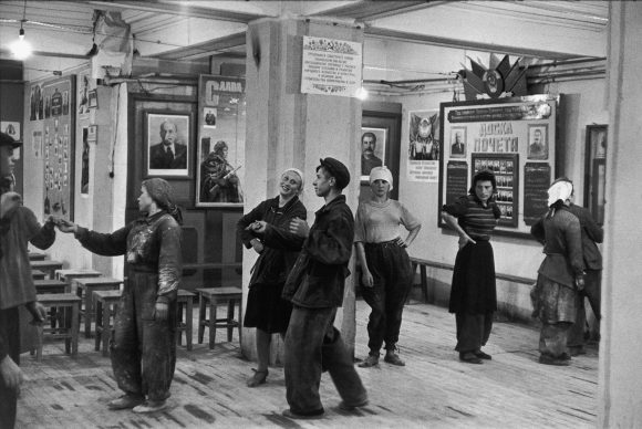 La mensa degli operai che lavorano alla costruzione dell’hotel Metropol, Mosca, 1954 © Fondation Henri Cartier-Bresson / Magnum Photos