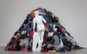 Michelangelo Pistoletto, Venere degli stracci, 1967. Cemento, smalto e stracci, 140 x 240 x 80 cm. Photo courtesy Galleria Continua, San Gimignano