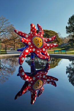 I Want to Fly to the Universe, 2020, The New York Botanical Garden, Urethane paint on aluminum, 157 3/8 x 169 3/8 x 140 1/8 in. (400 x 430 x 356 cm), Collection of the artist. Courtesy of Ota Fine Arts and David Zwirner. Photo by Robert Benson Photography