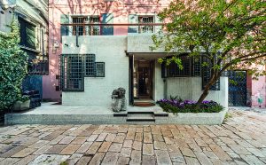 Una vista della casa sul Canal Grande, progettata da Carlo Scarpa a Venezia. Crediti fotografici Claudia Rossini. Courtesy Electaarchitettura