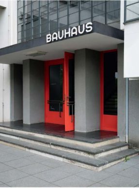 Sede del Bauhaus di Dessau, particolare di uno degli ingressi © Thomas Meyer: OSTKREUZ, Fondazione Bauhaus Dessau, 2019