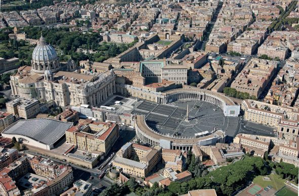 Una veduta della Basilica di S. Pietro e del Palazzo Apostolico Vaticano, tratta dal libro Roma dall’alto (Jaca Book, 2021)