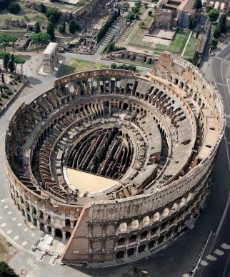Una veduta del Colosseo, tratta dal libro Roma dall’alto (Jaca Book, 2021)