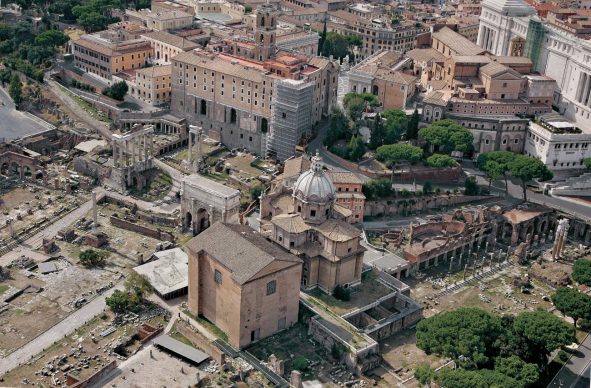 Una veduta del Foro Romano e del Foro di Cesare, tratta dal libro Roma dall’alto (Jaca Book, 2021)