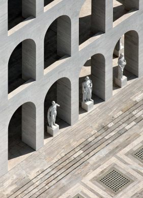 Una veduta del Palazzo delle Civiltà del lavoro, tratta dal libro Roma dall’alto (Jaca Book, 2021)