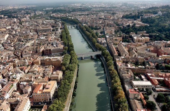 Una veduta del Tevere sino a ponte Sisto, tratta dal libro Roma dall’alto (Jaca Book, 2021)