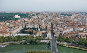 Una veduta del lungotevere, tratta dal libro Roma dall’alto (Jaca Book, 2021)