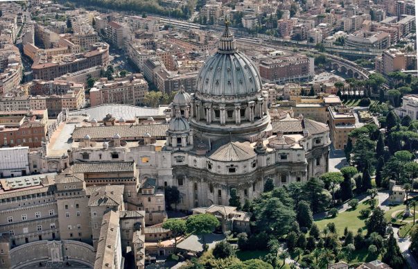 Una veduta della Basilica di San Pietro, tratta dal libro Roma dall’alto (Jaca Book, 2021)
