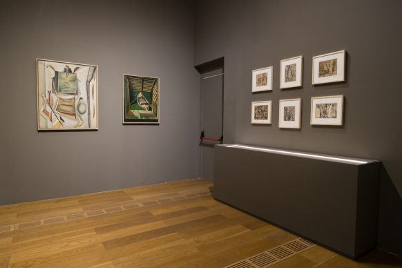 Una veduta dell'allestimento di "Le Corbusier Viaggi, oggetti e collezioni" presso la Pinacoteca Agnelli di Torino. Photo Andrea Guermani