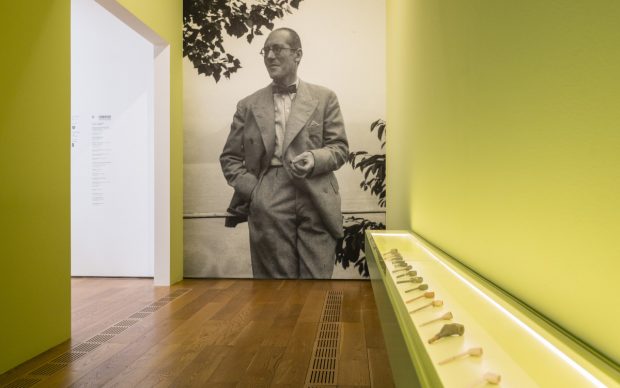 Una veduta dell'allestimento di "Le Corbusier Viaggi, oggetti e collezioni" presso la Pinacoteca Agnelli di Torino. Photo Andrea Guermani
