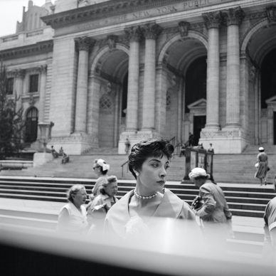 Vivian Maier, Bibliothèque publique de New York vers 1954, tirage argentique, 2012 © Estate of Vivian Maier, Courtesy of Maloof Collection and Howard Greenberg Gallery, NY