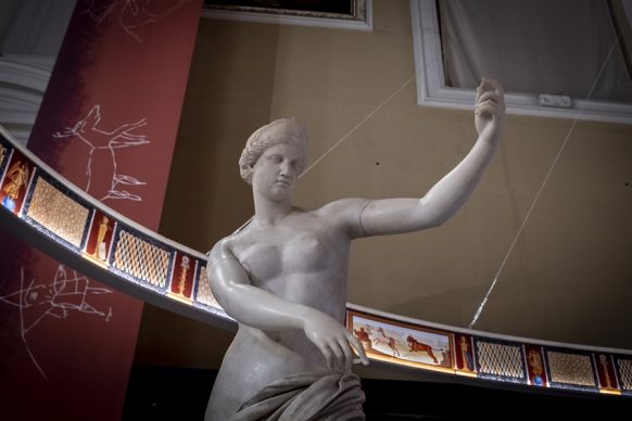 Una vista dell’allestimento della mostra Gladiatori presso il Museo Archeologico Nazionale di Napoli. Photo Valentina Cosentino