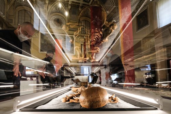Una fase dell’allestimento della mostra Gladiatori presso il Museo Archeologico Nazionale di Napoli. Photo Mario Laporta/KONTROLAB
