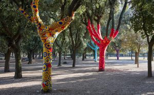 Accademia di Aracne, Yarn bombing, 2020. Filo di lana. Parco dei Daini, Villa Borghese