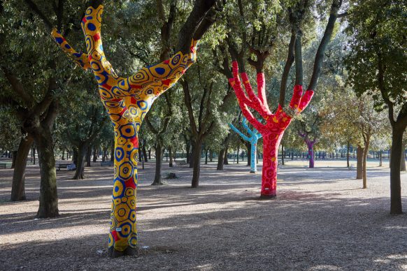 Accademia di Aracne, Yarn bombing, 2020. Filo di lana. Parco dei Daini, Villa Borghese