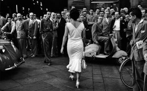 Gli italiani si voltano, Milano, 1954 © Archivio Mario De Biasi / courtesy Admira, Milano