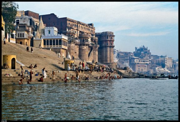 Varanasi, 1981 © Elio Ciol