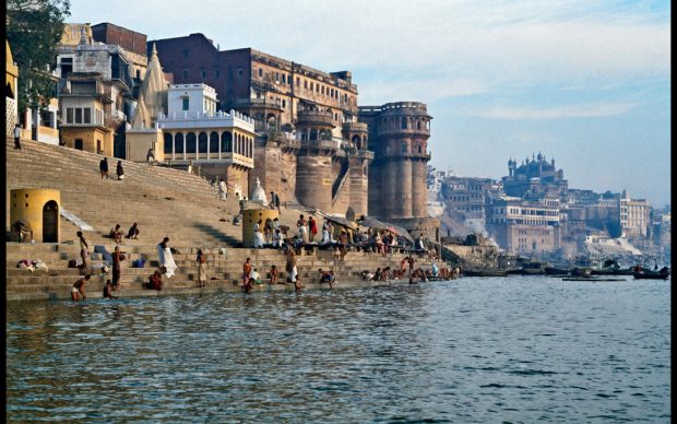 Varanasi, 1981 © Elio Ciol