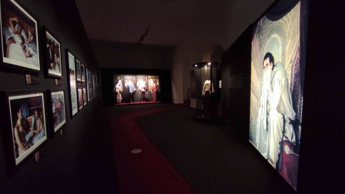 Vista dell’allestimento della mostra “Troisi poeta Massimo” su progetto dello studio BC Progetti. Courtesy BC Progetti