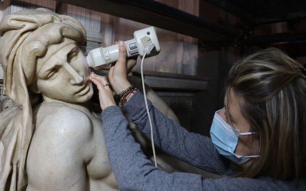 Indagini colorimetriche sulla statua dell'Aurora del monumento funebre di Lorenzo duca d'Urbino - Foto per gentile concessione del CNR